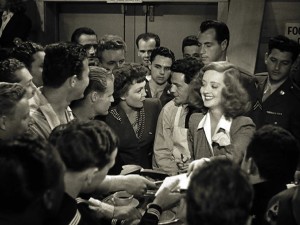 Bette na Hollywood Canteen