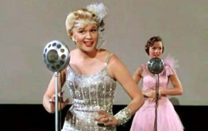 Jean Hagen e Debbie Reynolds em uma cena de Cantando na Chuva