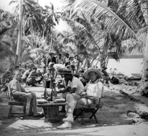 Floyd Crosby (à esq.) e Murnau (à direita) em um intervalo da filmagem de Tabu