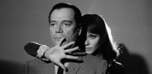 Eddie Constantine e Anna Karina em Alphaville